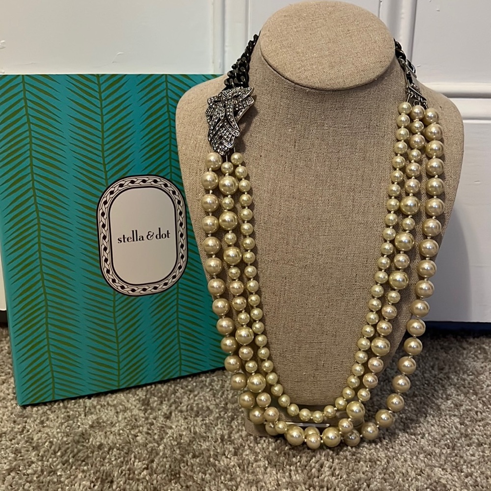 Stella & Dot Daisy Pearl necklace